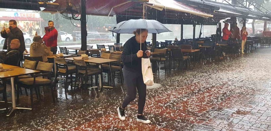 Alanya 15 Dakikada Beyaza Büründü