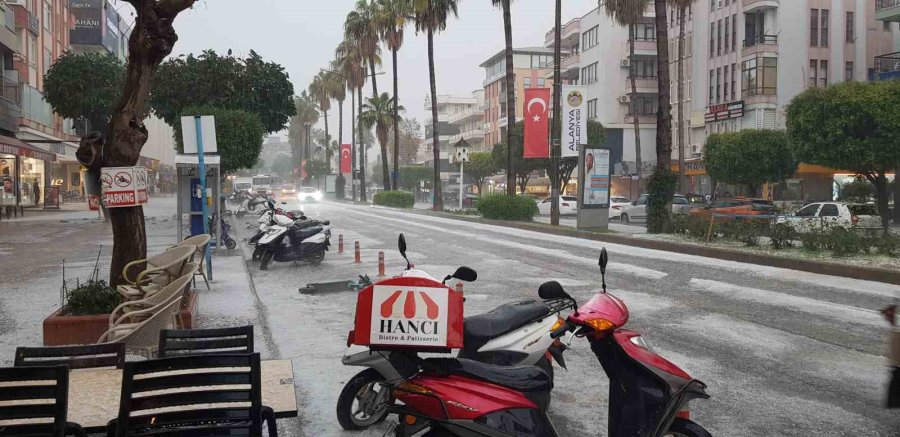 Alanya 15 Dakikada Beyaza Büründü