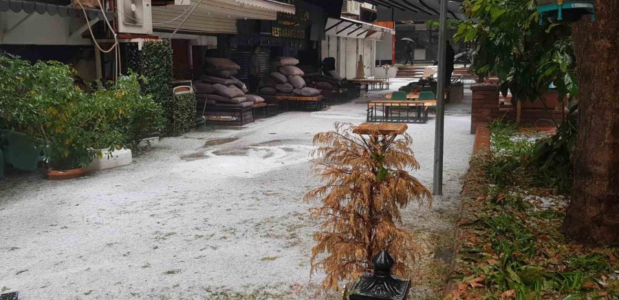 Alanya’da Rögarlar Taştı, Çarşı Merkezini Su Bastı