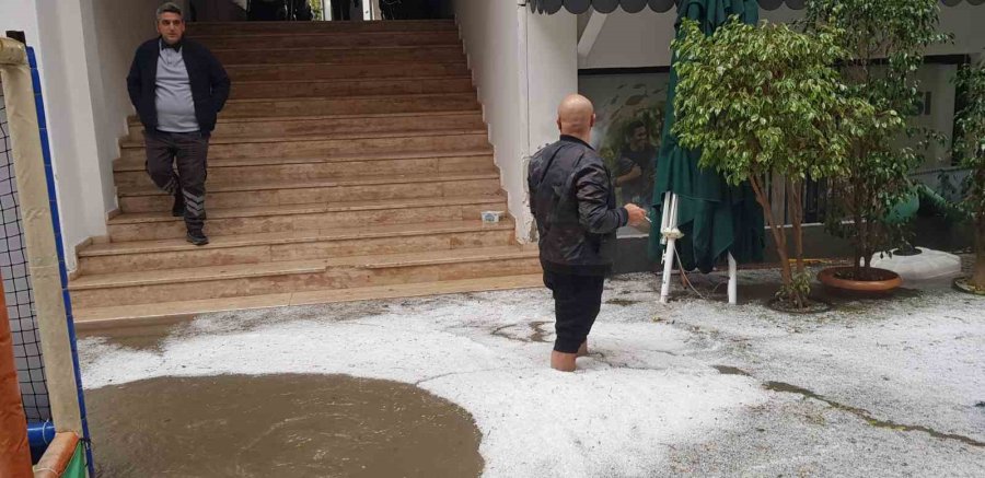 Alanya’da Rögarlar Taştı, Çarşı Merkezini Su Bastı