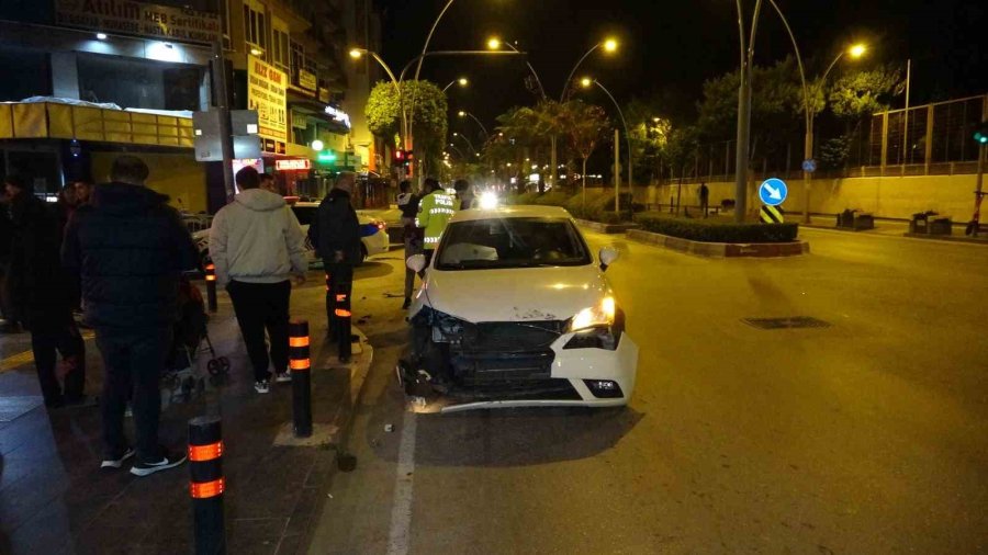 Yayalar Kamyonetin Altında Kalmaktan Saniyelerle Kurtuldu