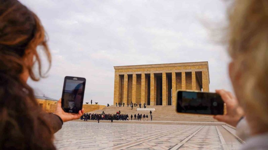 Tarsuslu Kadınlar, Kadın Hakları Günü’nde Anıtkabir’i Ziyaret Etti