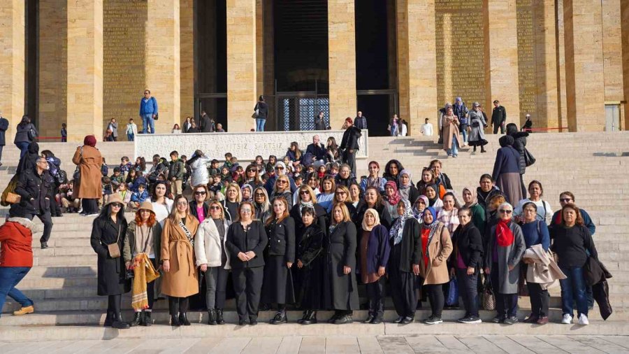 Tarsuslu Kadınlar, Kadın Hakları Günü’nde Anıtkabir’i Ziyaret Etti