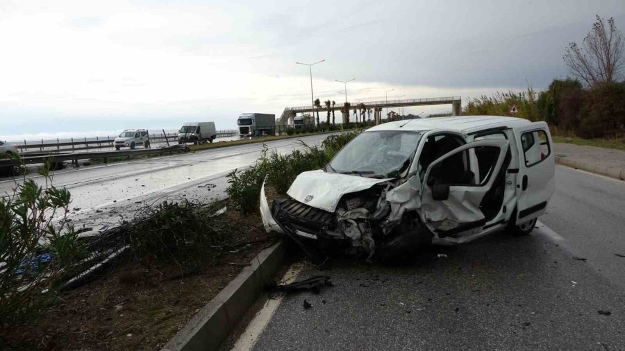 Manavgat-alanya Karayolunda Feci Kaza Ucuz Atlatıldı: 3 Yaralı