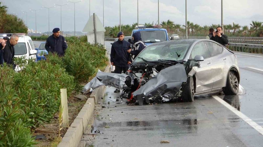 Manavgat-alanya Karayolunda Feci Kaza Ucuz Atlatıldı: 3 Yaralı