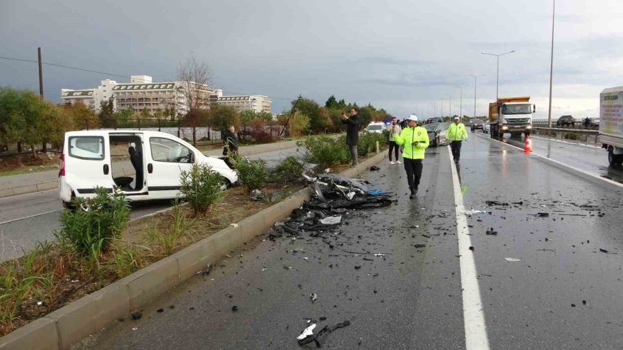 Manavgat-alanya Karayolunda Feci Kaza Ucuz Atlatıldı: 3 Yaralı