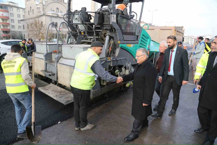 Binlerce Aracın Geçtiği Erkilet Bulvarının Asfaltı Yenileniyor