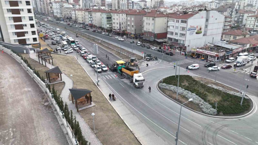 Binlerce Aracın Geçtiği Erkilet Bulvarının Asfaltı Yenileniyor