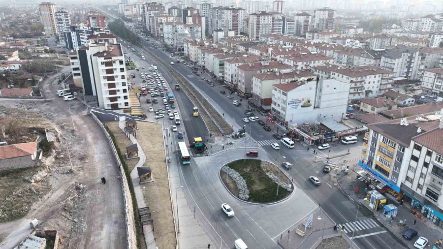 Binlerce Aracın Geçtiği Erkilet Bulvarının Asfaltı Yenileniyor