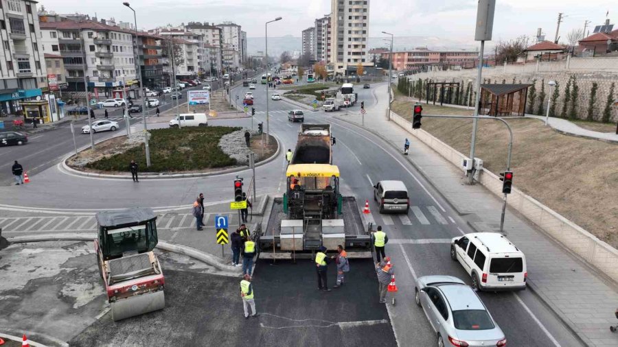 Binlerce Aracın Geçtiği Erkilet Bulvarının Asfaltı Yenileniyor