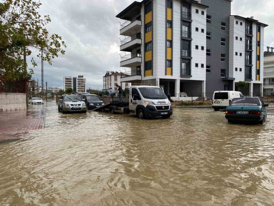 Antalya’da Yağış Hayatı Olumsuz Etkiledi: Araçlar Yolda Kaldı, Evleri Su Bastı