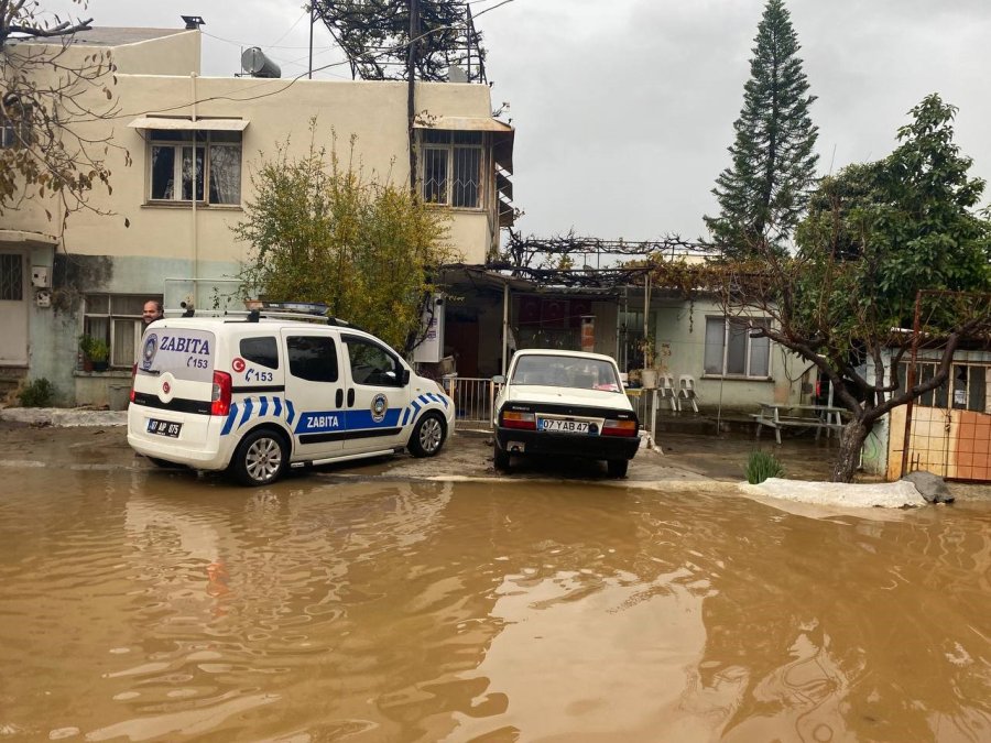 Antalya’da Yağış Hayatı Olumsuz Etkiledi: Araçlar Yolda Kaldı, Evleri Su Bastı