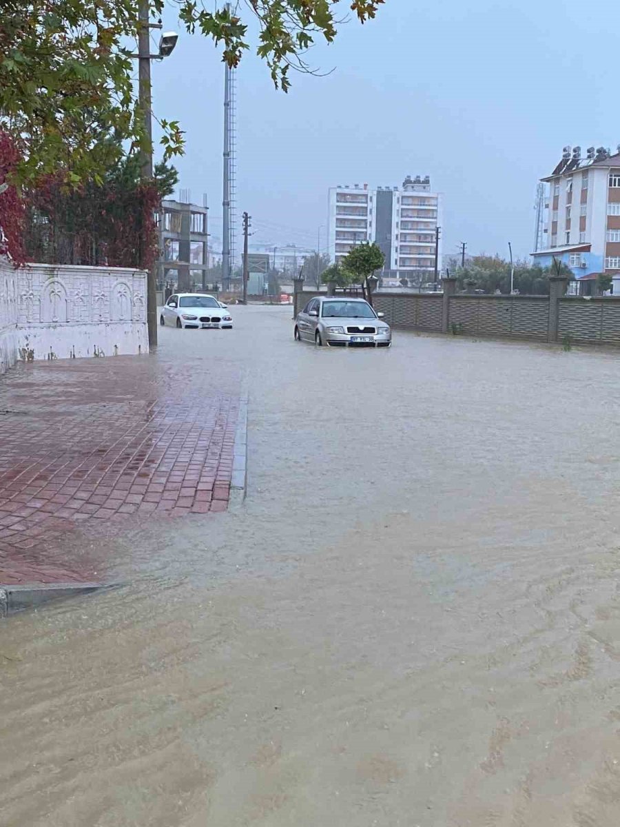 Antalya’da Yağış Hayatı Olumsuz Etkiledi: Araçlar Yolda Kaldı, Evleri Su Bastı