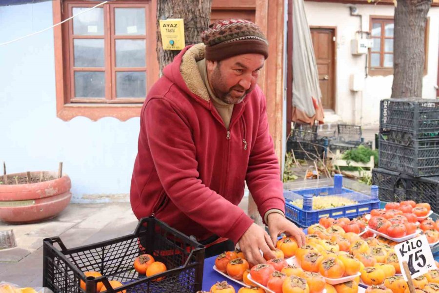 Pazar Esnafı Soğuk Havayla Mücadele Ediyor