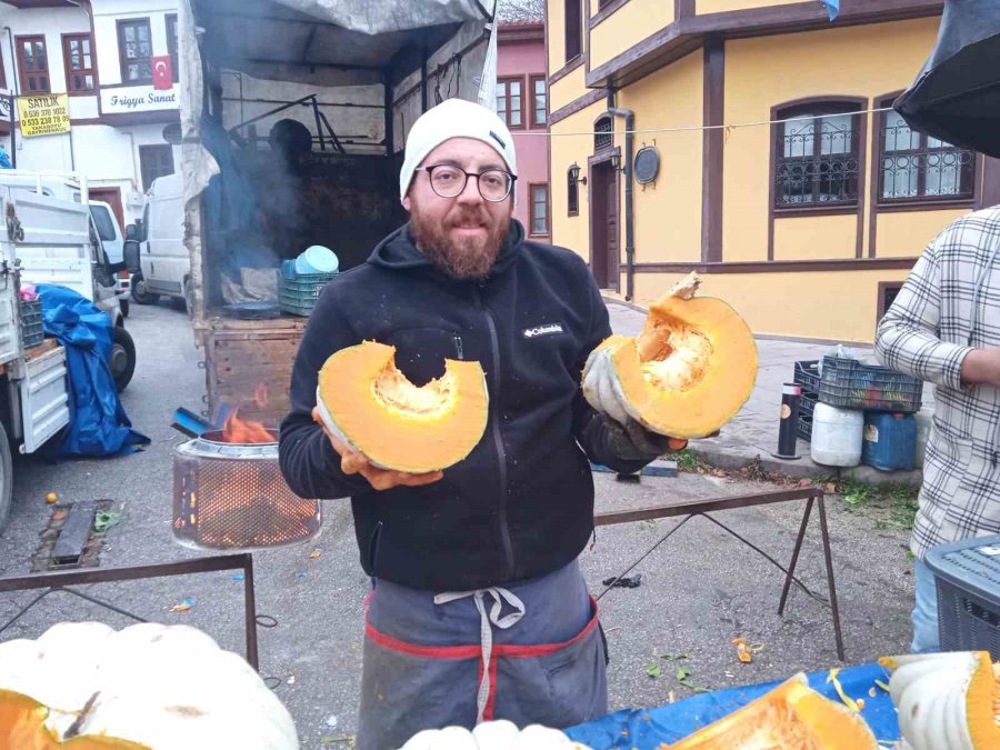 Pazar Esnafı Soğuk Havayla Mücadele Ediyor