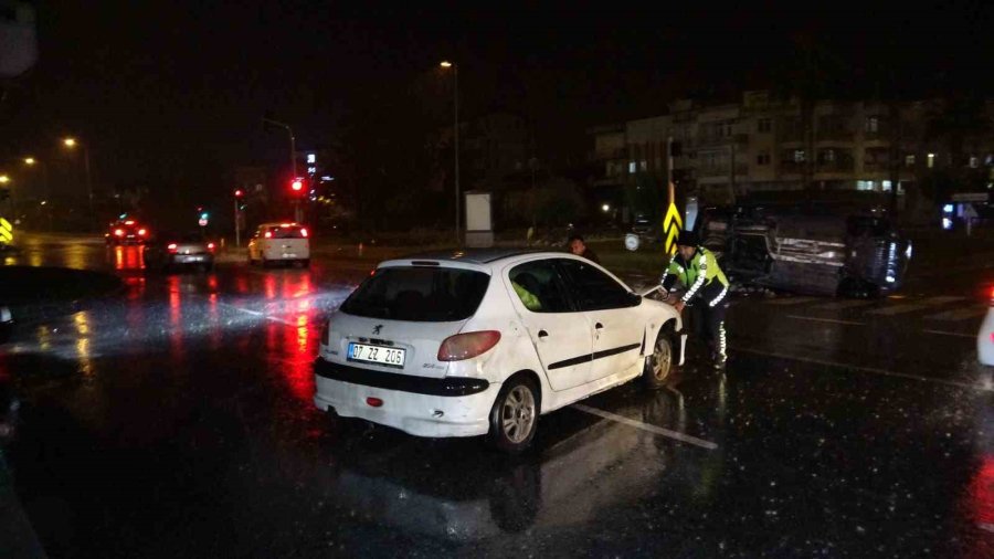 Otomobil İle Çarpışan Hafif Ticari Aracın Yan Yattığı Kazada 2 Kişi Yaralandı