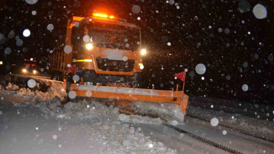 Antalya-konya Karayolunda Kar Sebebiyle Ağır Tonajlı Araçların Geçişine İzin Verilmiyor