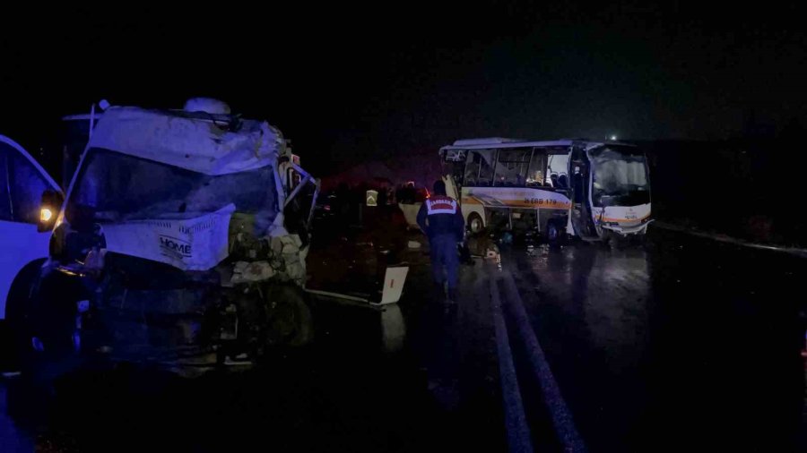 Eskişehir’de 2 Belediye Otobüsü İle 1 Karavan Çarpıştı: 14 Kişi Yaralandı