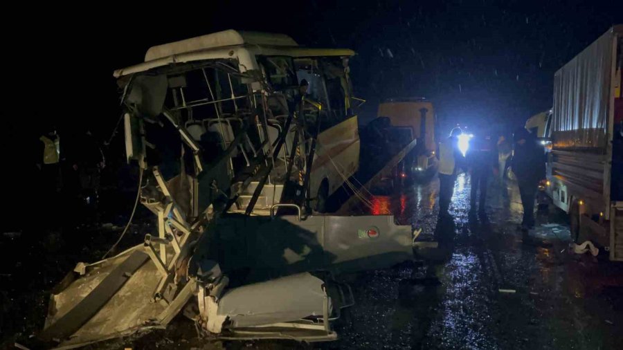 Eskişehir’de 2 Belediye Otobüsü İle 1 Karavan Çarpıştı: 14 Kişi Yaralandı