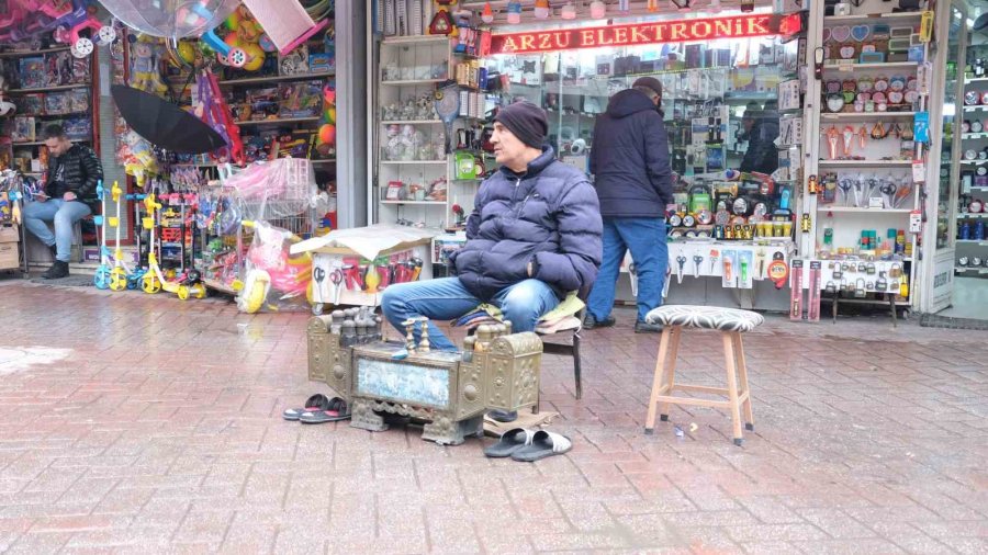 Soğuk Ve Yağmurlu Havaya Rağmen Ekmek Parasını Kazanıyor