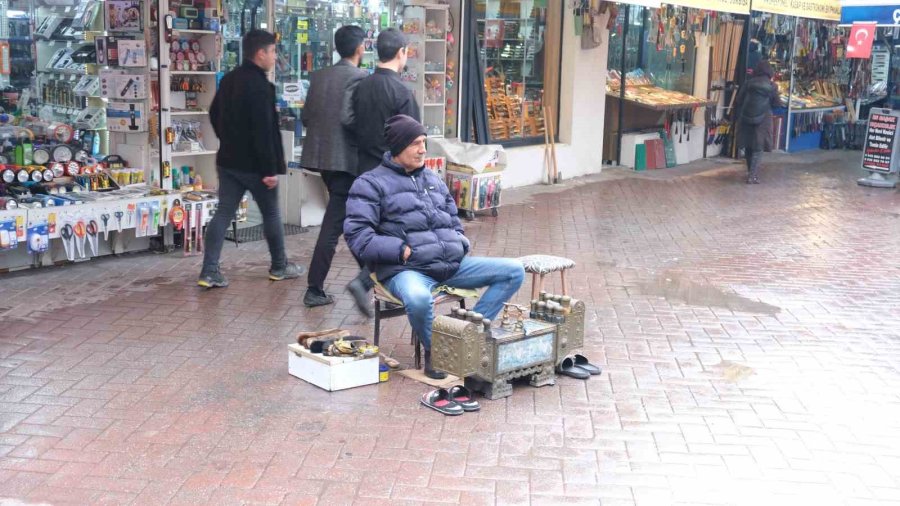 Soğuk Ve Yağmurlu Havaya Rağmen Ekmek Parasını Kazanıyor