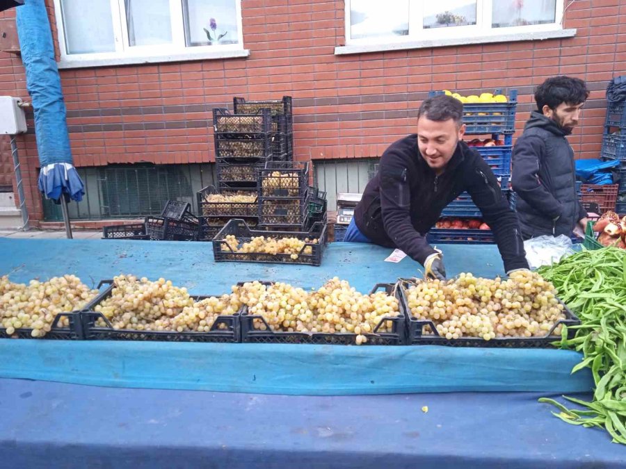 Eskişehir’de Üzüm Pazar Tezgâhlarına Veda Ediyor