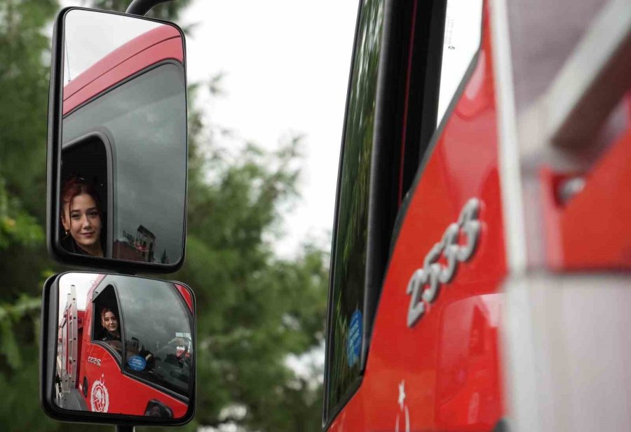 İtfaiyenin Yükünü Onlar Çekiyor, Trafikte Görenler Hem Şaşırıyor Hem Alkışlıyor