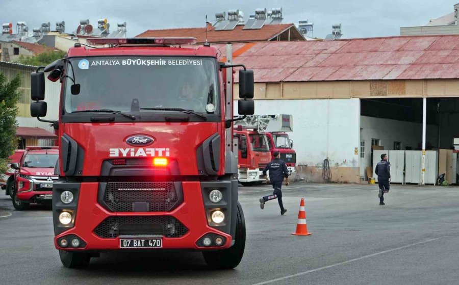 İtfaiyenin Yükünü Onlar Çekiyor, Trafikte Görenler Hem Şaşırıyor Hem Alkışlıyor