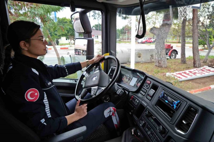 İtfaiyenin Yükünü Onlar Çekiyor, Trafikte Görenler Hem Şaşırıyor Hem Alkışlıyor