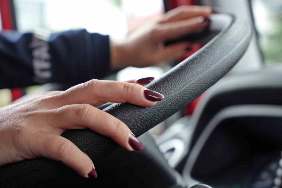 İtfaiyenin Yükünü Onlar Çekiyor, Trafikte Görenler Hem Şaşırıyor Hem Alkışlıyor