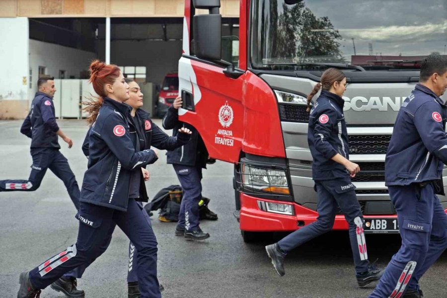 İtfaiyenin Yükünü Onlar Çekiyor, Trafikte Görenler Hem Şaşırıyor Hem Alkışlıyor