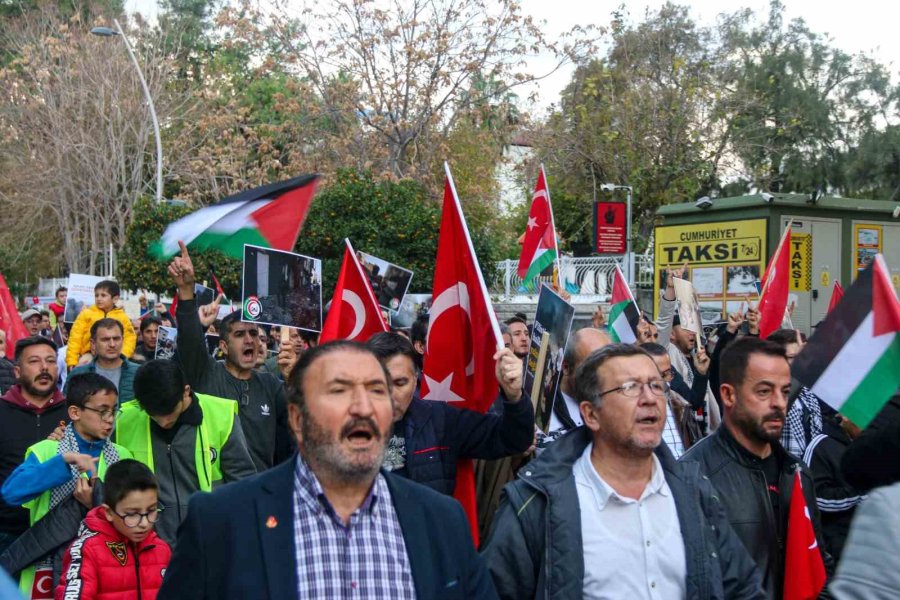 Antalya’da Binlerce Kişi Filistin’e Destek İçin Yürüdü