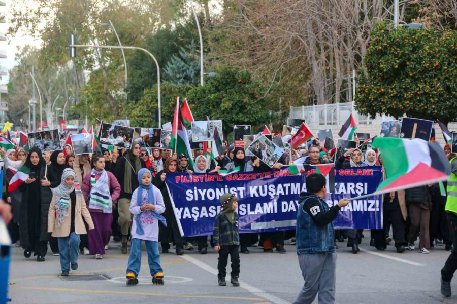 Antalya’da Binlerce Kişi Filistin’e Destek İçin Yürüdü