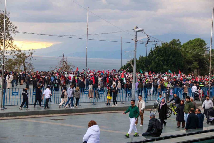 Antalya’da Binlerce Kişi Filistin’e Destek İçin Yürüdü