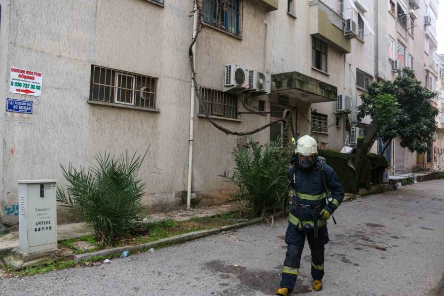 Evinde Yangın Çıkan Kiracı Gözyaşlarını Tutamadı