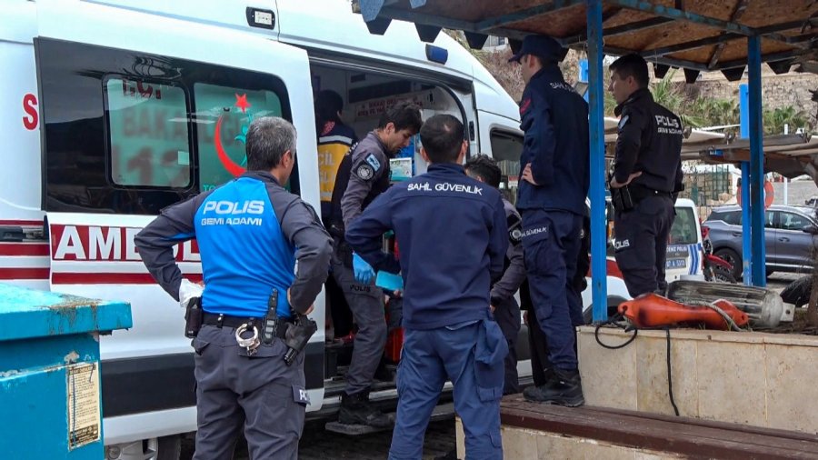 Deniz Üzerinde Hareketsiz Bulunan Şahsı Hayatta Tutmak İçin Kalp Masajı Sırasına Girdiler