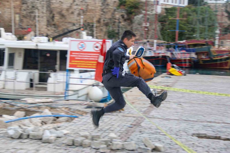 Deniz Üzerinde Hareketsiz Bulunan Şahsı Hayatta Tutmak İçin Kalp Masajı Sırasına Girdiler