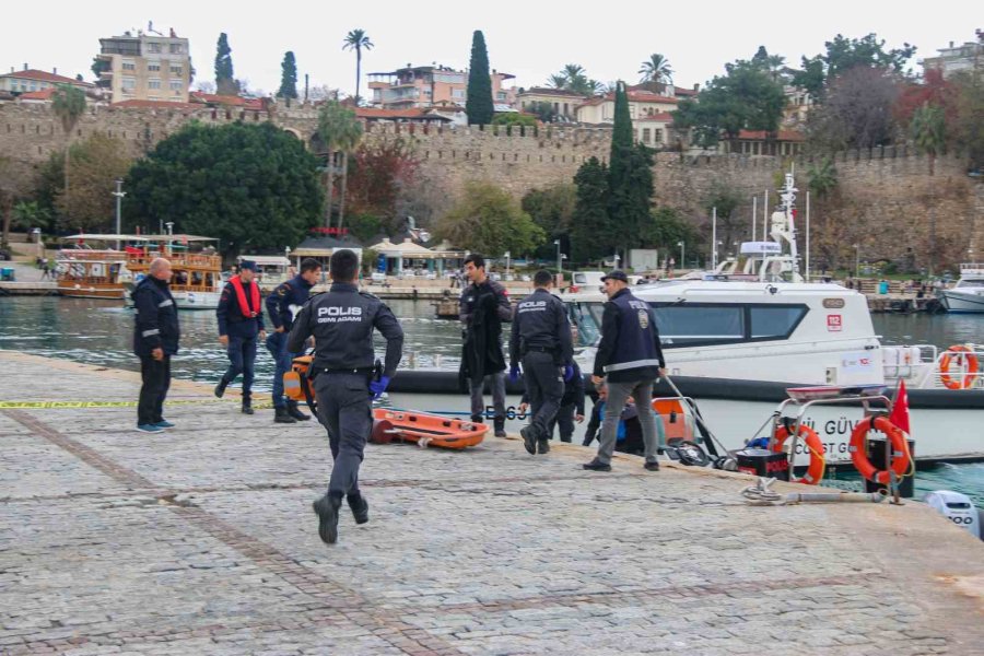 Deniz Üzerinde Hareketsiz Bulunan Şahsı Hayatta Tutmak İçin Kalp Masajı Sırasına Girdiler