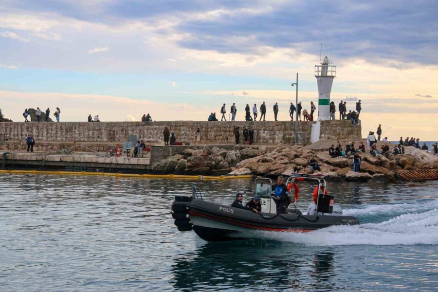 Deniz Üzerinde Hareketsiz Bulunan Şahsı Hayatta Tutmak İçin Kalp Masajı Sırasına Girdiler