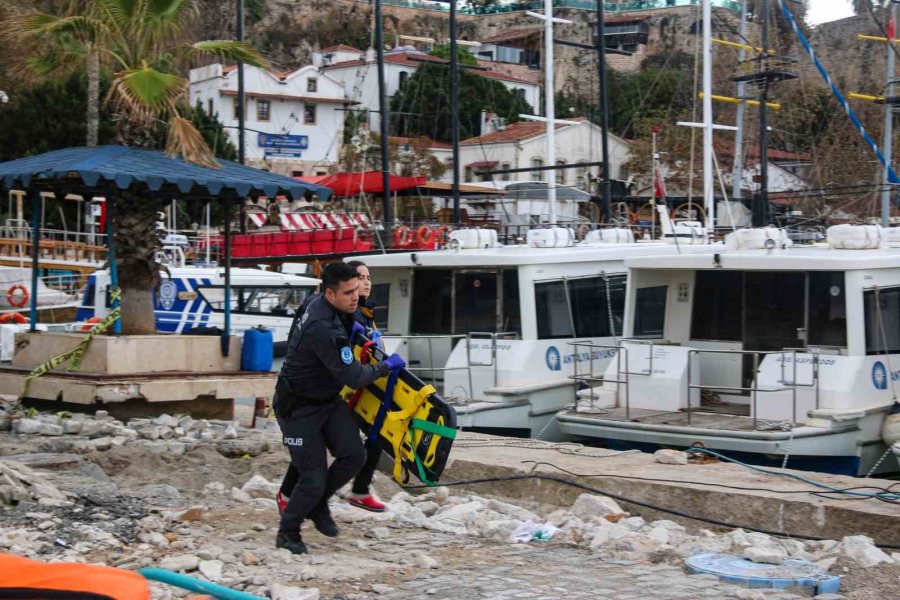 Deniz Üzerinde Hareketsiz Bulunan Şahsı Hayatta Tutmak İçin Kalp Masajı Sırasına Girdiler