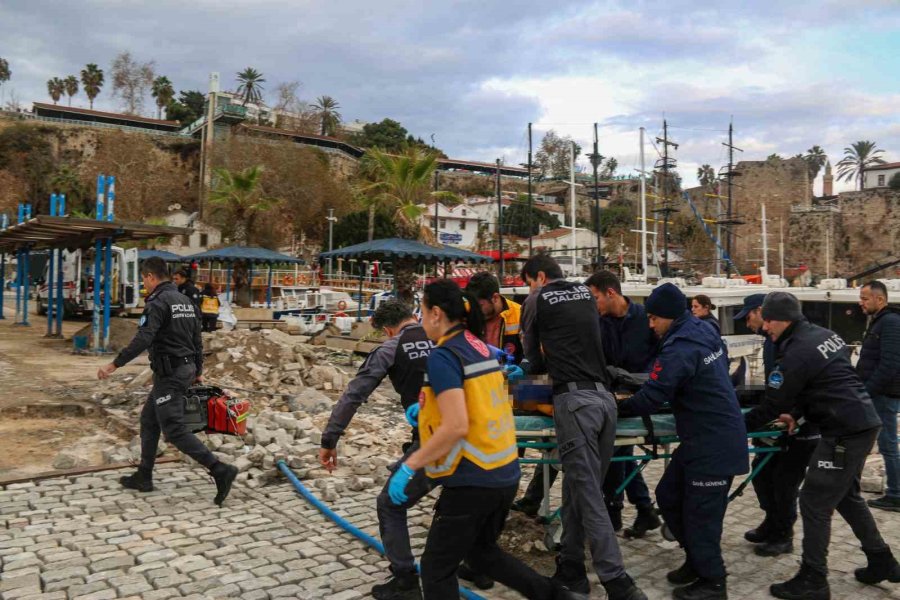 Deniz Üzerinde Hareketsiz Bulunan Şahsı Hayatta Tutmak İçin Kalp Masajı Sırasına Girdiler