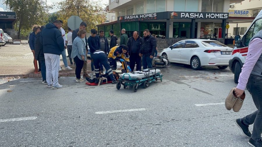 Otomobilin Çarptığı Motosikletteki Baba Oğul Yaralandı