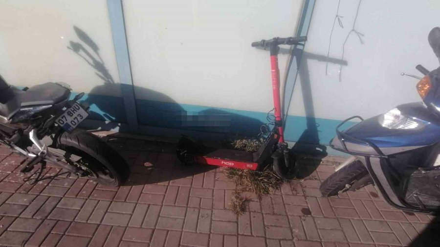 Elektrikli Scooter Otomobille Çarpıştı: 1 Yaralı