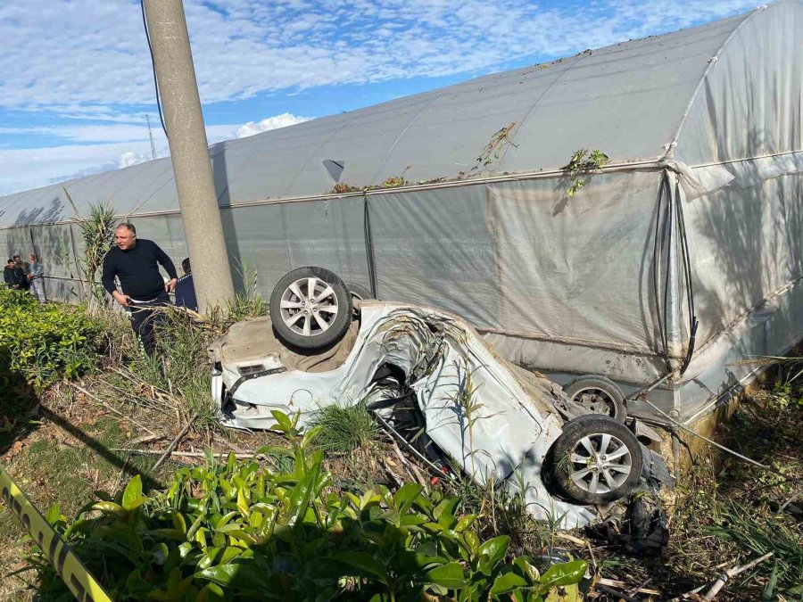 Beton Direğe Çarpan Otomobilin 17 Yaşındaki Sürücüsü Hayatını Kaybetti