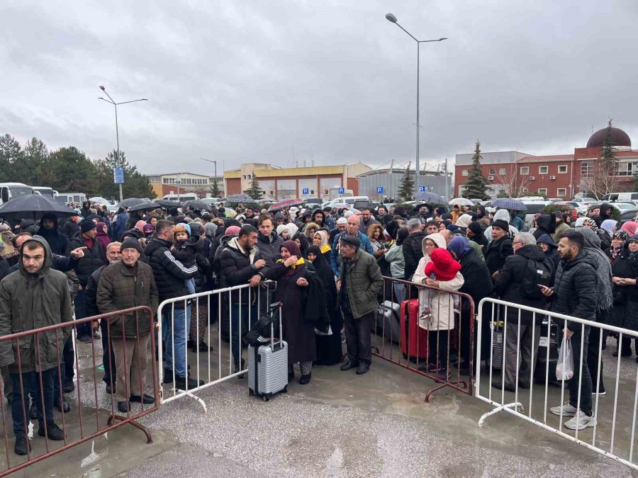 Umre Yolcuları Havalimanında Yoğunluk Oluşturdu