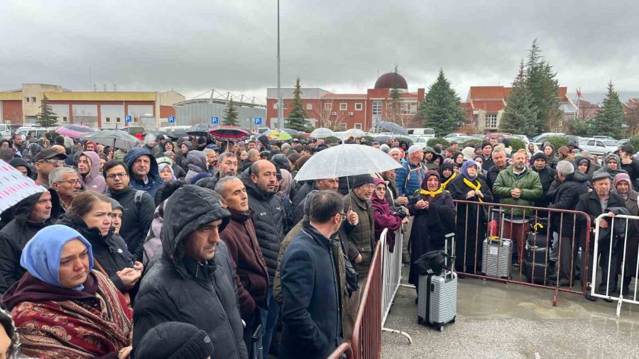 Umre Yolcuları Havalimanında Yoğunluk Oluşturdu