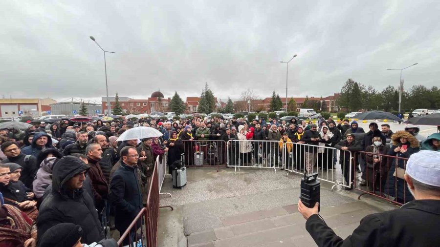 Umre Yolcuları Havalimanında Yoğunluk Oluşturdu