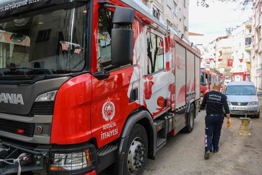 Evinde Yangın Çıkan Kiracı Gözyaşlarını Tutamadı