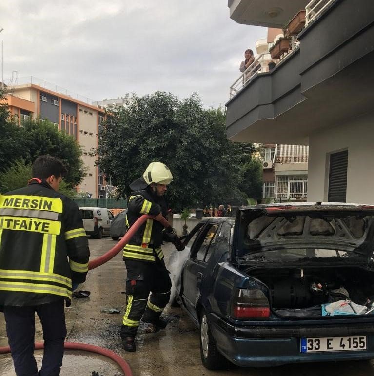 Yanan Otomobili Balkondan Kovayla Su Dökerek Söndürmeye Çalıştı