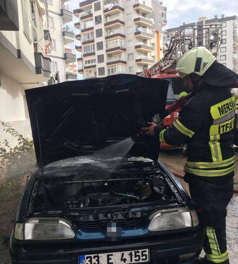 Yanan Otomobili Balkondan Kovayla Su Dökerek Söndürmeye Çalıştı